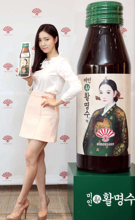 배우 신세경이 31일 오전 서울 중구 소공동 웨스틴 조선호텔에서 열린 동화약품 신제품 '미인활명수' 출시 기념 기자간담회에 참석해 포즈를 취하고 있다.     동화약품 제공